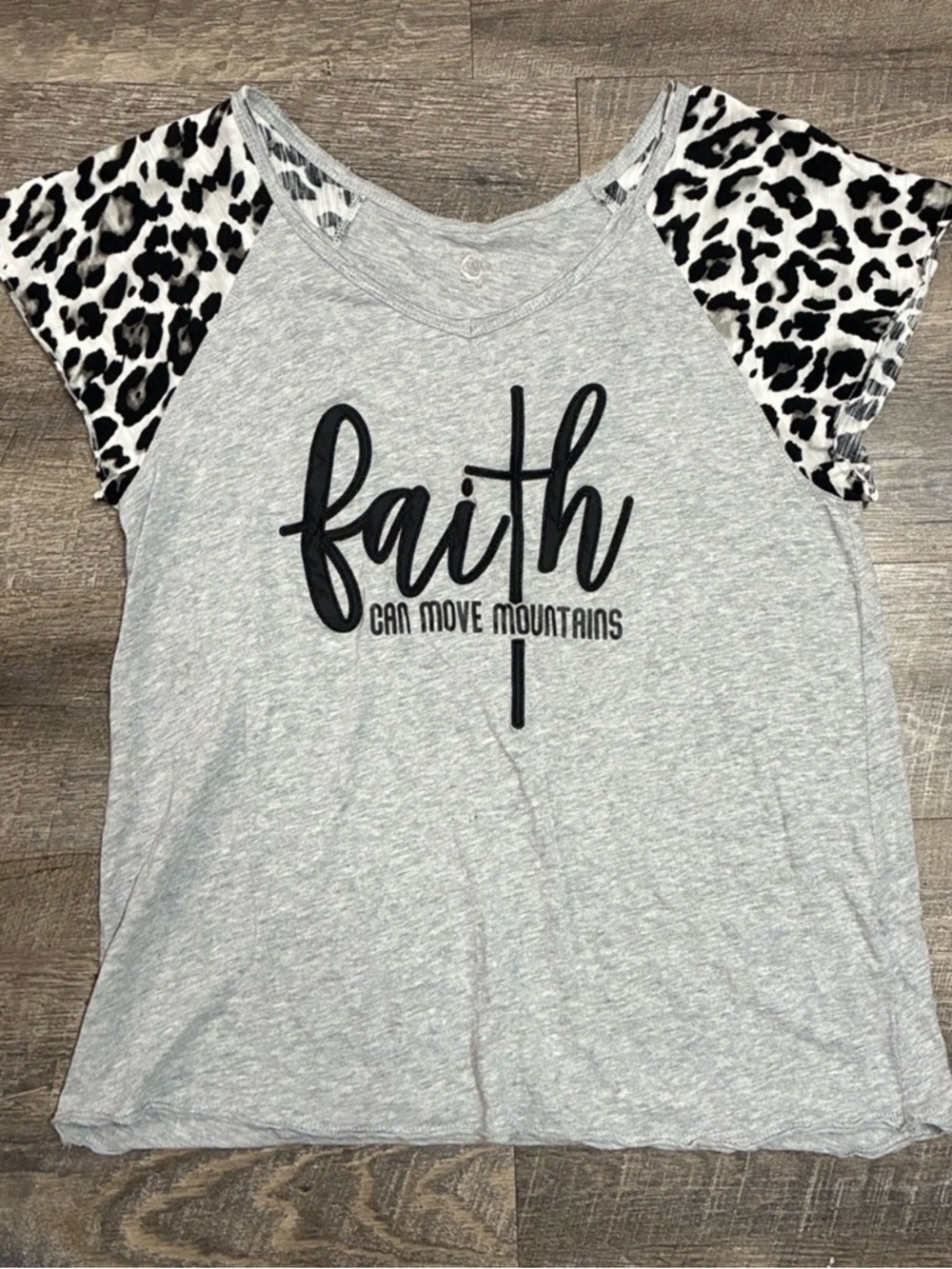 Cato Women’s Gray Leopard Print Graphic Short Sleeve Shirt Size Medium